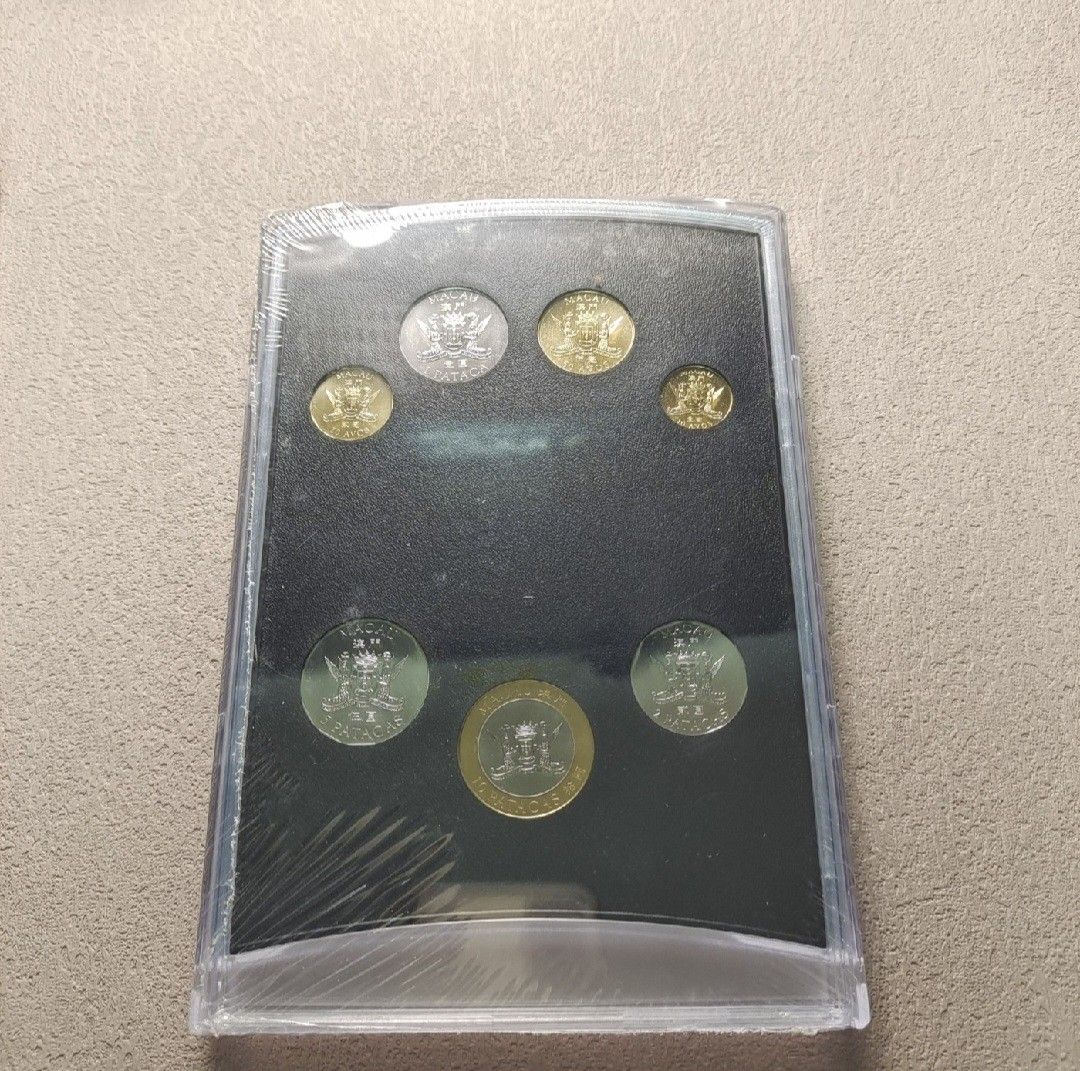 Reverse of the sealed Macau set showing the common coat-of-arms sides